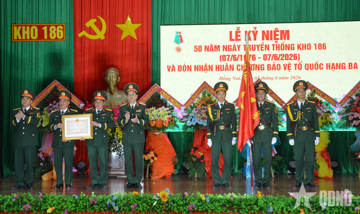  Thừa ủy quyền của Chủ tịch nước, lãnh đạo Tổng cục Hậu cần - Kỹ thuật trao Huân chương Bảo vệ Tổ quốc hạng Ba tặng Kho 186. 