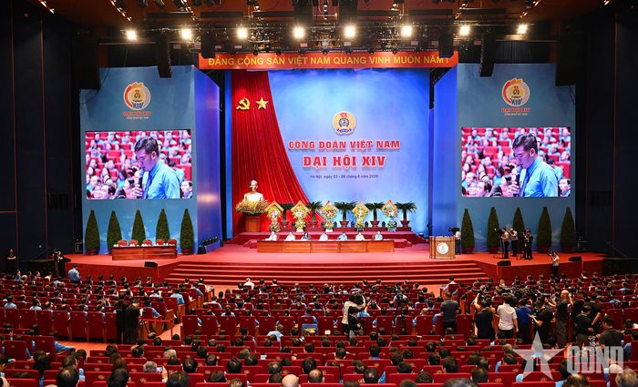 Quang cảnh chương trình trao đổi, thảo luận.