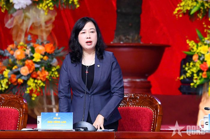 Bộ trưởng Bộ Y tế Đào Hồng Lan trả lời câu hỏi về chăm sóc sức khỏe cho người lao động.