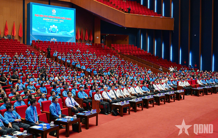 Thủ tướng Lê Minh Hưng và các đại biểu dự Chương trình trao đổi, thảo luận.