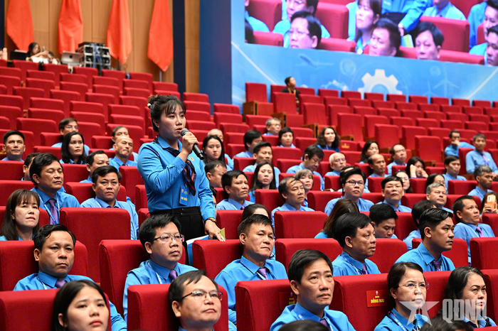 Các đại biểu dự Đại hội XIV Công đoàn Việt Nam tham dự chương trình trao đổi, thảo luận.