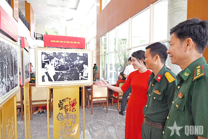 Các đại biểu tham quan trưng bày chào mừng hội thảo. 