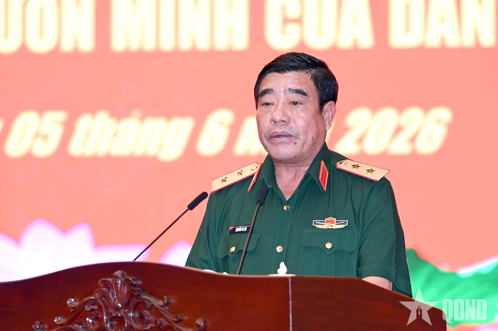 Trung tướng Nguyễn Bá Lực báo cáo tổng thuật hội thảo. 
