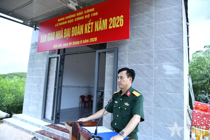 Thượng tá Nhữ Văn Chính, Chính ủy Lữ đoàn Đặc công bộ 198 phát biểu tại buổi bàn giao nhà.