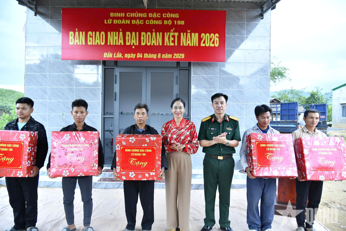 Thượng tá Nhữ Văn Chính, Chính ủy Lữ đoàn Đặc công bộ 198 và đại diện lãnh đạo xã Cư M’ta trao quà tặng các hộ dân.