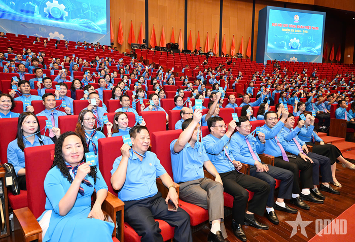  Các đại biểu biểu quyết thông qua Nghị quyết Đại hội. 