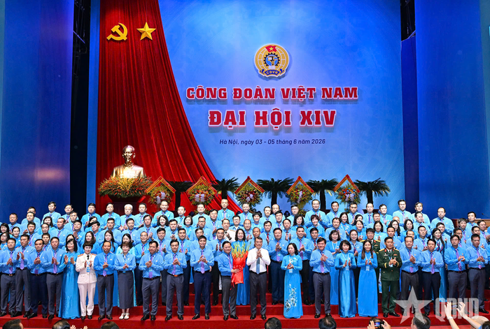 Thủ tướng Lê Minh Hưng tặng hoa chúc mừng Ban Chấp hành Tổng Liên đoàn Lao động Việt Nam khóa XIV.