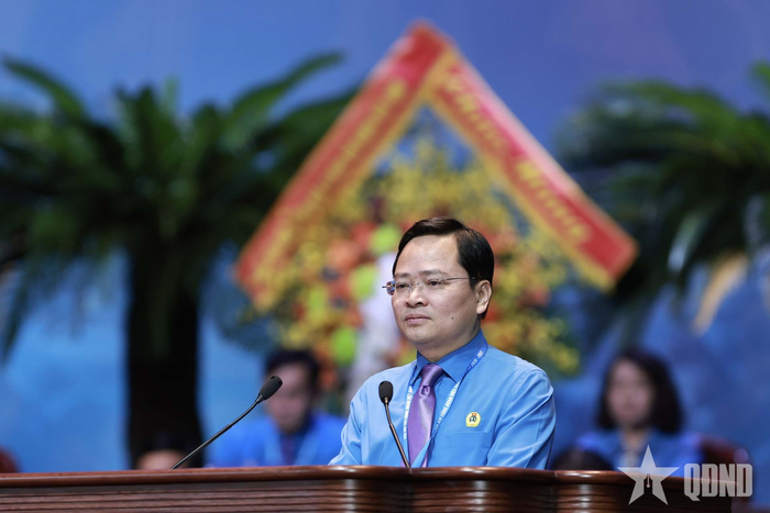 Đồng chí Nguyễn Anh Tuấn, Ủy viên Trung ương Đảng, Phó chủ tịch Ủy ban Trung ương Mặt trận Tổ quốc Việt Nam, Chủ tịch Tổng Liên đoàn Lao động Việt Nam khóa XIV phát biểu bế mạc Đại hội. 