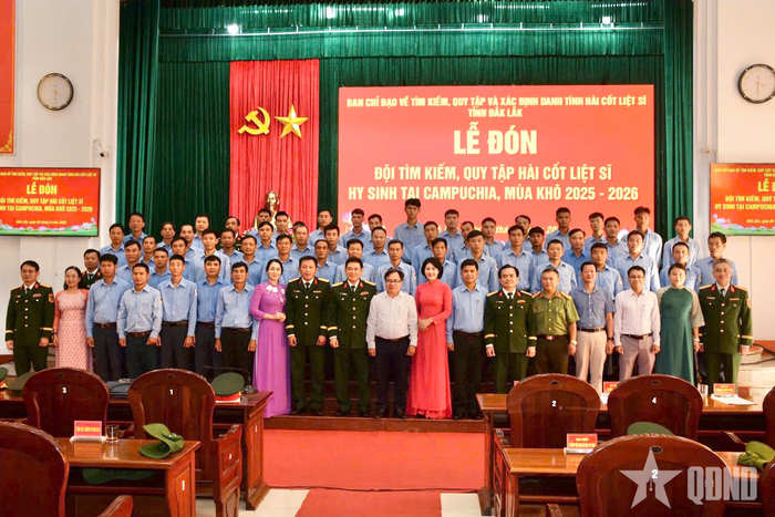 Lãnh đạo Bộ CHQS tỉnh Đắk Lắk và các đại biểu chụp ảnh cùng cán bộ, chiến sĩ Đội K51.