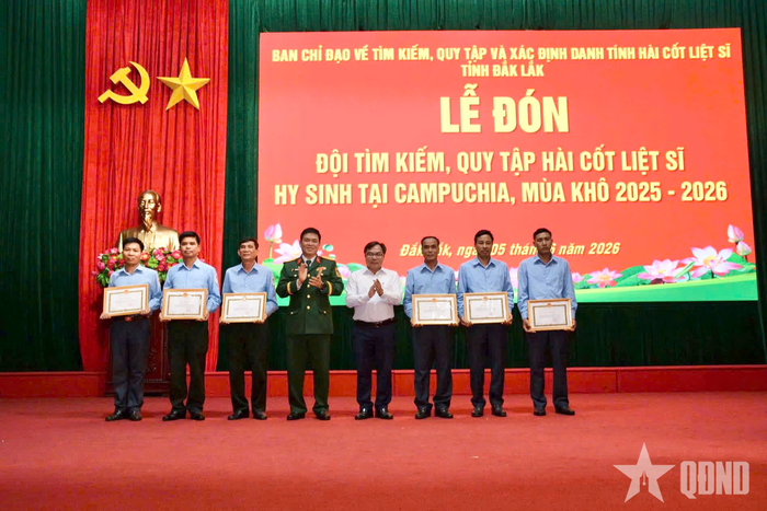 Ban Chỉ đạo 515 tỉnh Đắk Lắk trao Bằng khen của UBND tỉnh cho các tập thể, cá nhân có thành tích xuất sắc trong thực hiện nhiệm vụ tìm kiếm, quy tập HCLS.