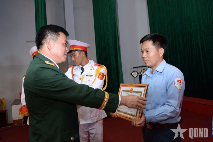 Đại tá Đinh Văn Hưng trao Bằng khen của UBND tỉnh Đắk Lắk tặng tập thể Đội K51.