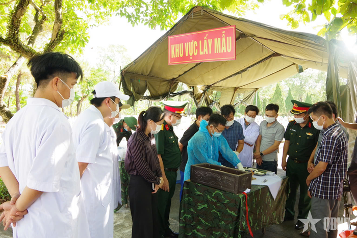 Quá trình lấy mẫu được thực hiện bảo đảm khoa học, chính xác, tỉ mỉ, thận trọng.