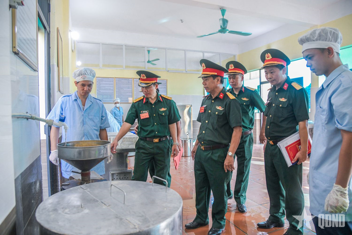 Ban giám khảo chấm thi sản xuất đậu phụ tại Trạm chế biến tập trung của Trung đoàn 102.