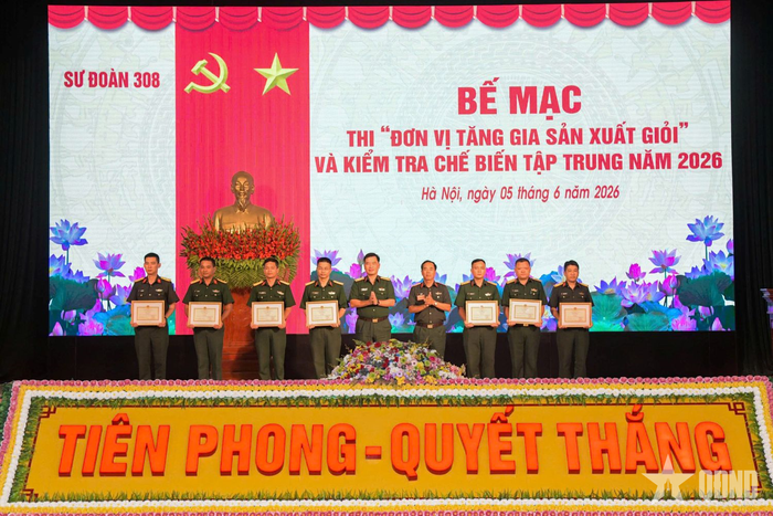  Chỉ huy Sư đoàn 308 trao thưởng tặng các đơn vị đạt kết quả cao trong thi và kiểm tra. 