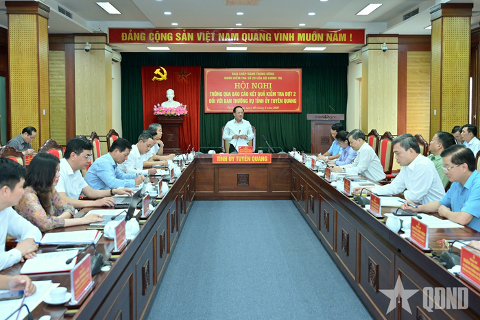  Đồng chí Trịnh Văn Quyết chủ trì hội nghị. 