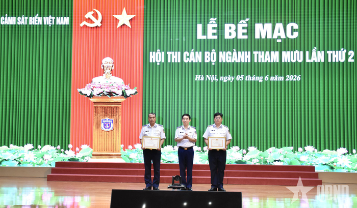 Trao thưởng các đơn vị có nhiều thí sinh đạt thành tích cao tại hội thi.