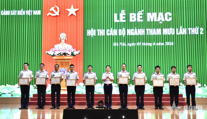Trao thưởng các cá nhân đạt thành tích cao tại hội thi.