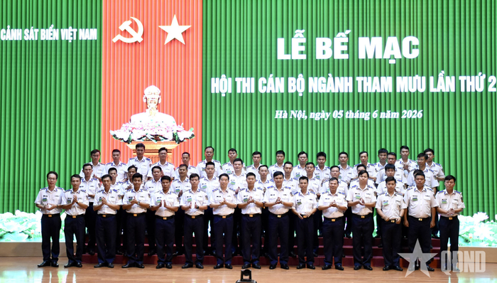 Lãnh đạo Cảnh sát biển Việt Nam cùng các thí sinh tham dự hội thi. 