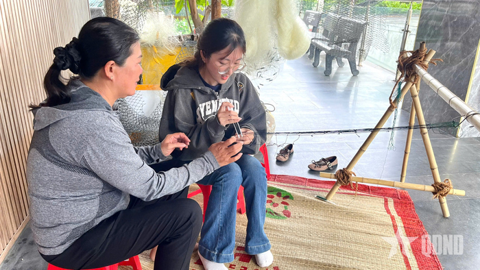  Bạn trẻ trải nghiệm hoạt động đan lưới cùng ngư dân. 