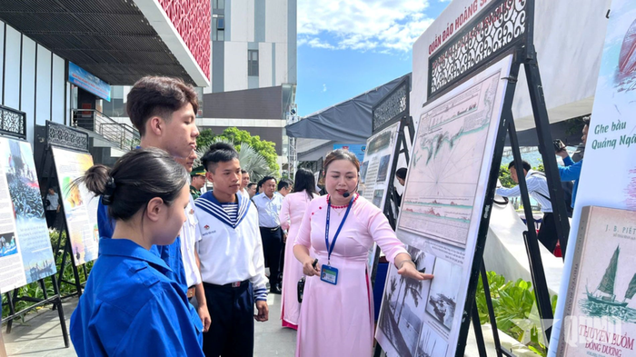  Tham quan không gian trưng bày chuyên đề "Vươn khơi giữ biển”. 