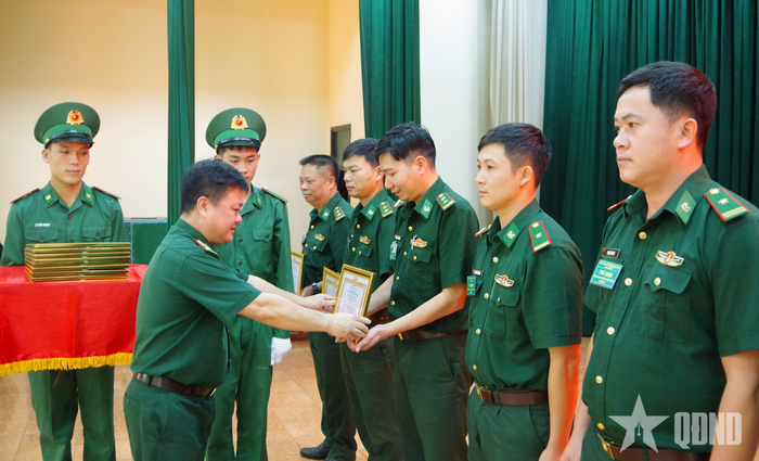 Ban tổ chức trao giải cho các thí sinh đạt thành tích cao tại hội thi.