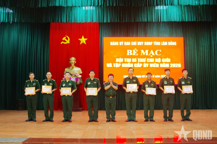  Ban tổ chức trao giải cho các thí sinh đạt thành tích cao tại hội thi.
