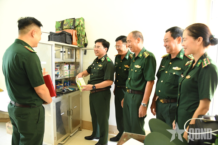 Thiếu tướng Võ Tiến Nghị kiểm tra công tác quân y của đơn vị. 