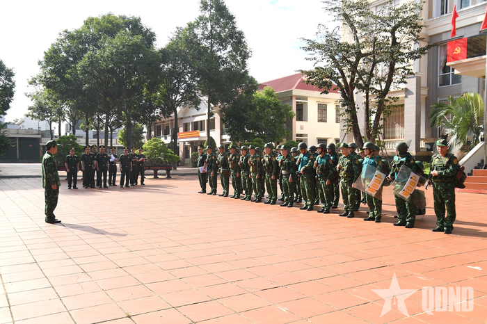 Đoàn công tác kiểm tra, đánh giá việc xử lý tốt tình huống cơ động lực lượng của đơn vị.