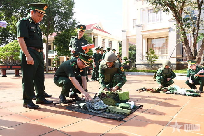 Đoàn công tác kiểm tra quân tư trang tham gia báo động xử trí tình huống.