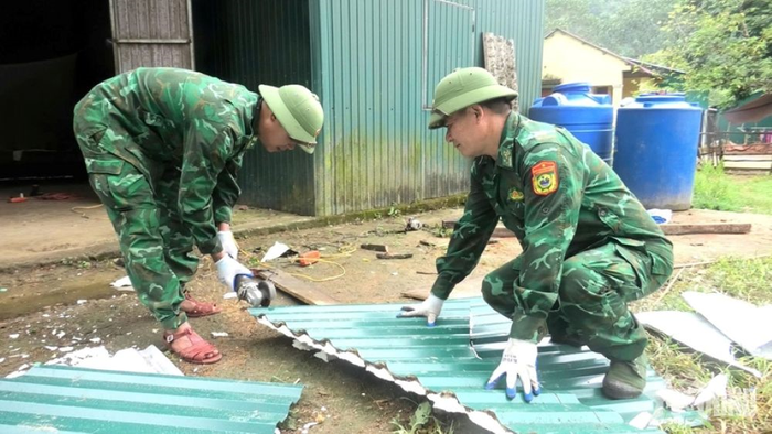  Cán bộ, chiến sĩ các cơ quan, đơn vị bám bản giúp nhân dân xây dựng, sửa chữa 23 ngôi nhà tại các bản.