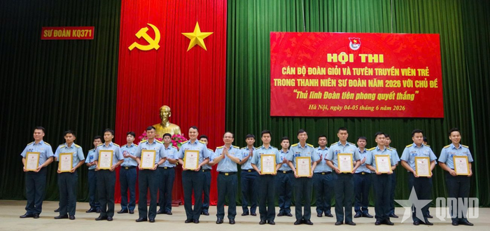 Ban tổ chức trao thưởng cho các thí sinh đoạt giải tại hội thi.