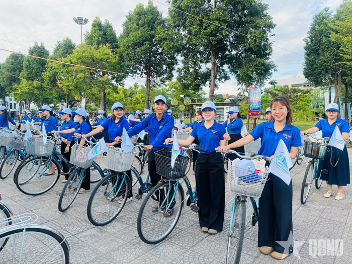 Hoạt động diễu hành xe đạp với thông điệp “Một vòng đạp xe - một quyết tâm xanh”. 