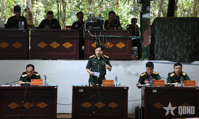 Thiếu tướng Nguyễn Hồng Thái, Phó chính ủy Quân khu 2 phát biểu tại hội nghị rút kinh nghiệm tổng duyệt diễn tập.