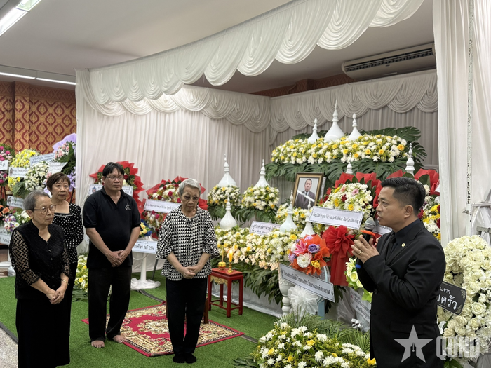 Tổng Lãnh sự Việt Nam tại Khon Kaen Đinh Hoàng Linh phát biểu tại lễ viếng Phó giáo sư Soraj Phitchuanchom. Ảnh: Tổng lãnh sự quán Việt Nam tại Khon Kaen