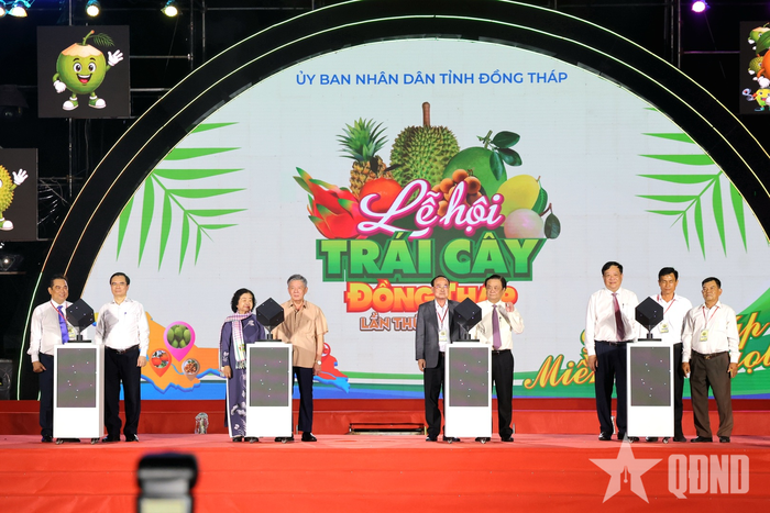  Các đại biểu thực hiện nghi thức khai mạc Lễ hội Trái cây Đồng Tháp lần thứ I năm 2026. 