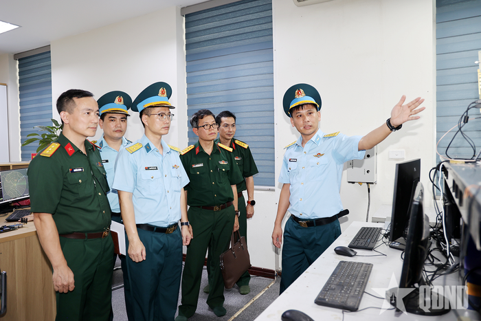 Đoàn công tác kiểm tra tại Viện Kỹ thuật Phòng không - Không quân (Quân chủng Phòng không - Không quân). Ảnh: KIỀU TRINH