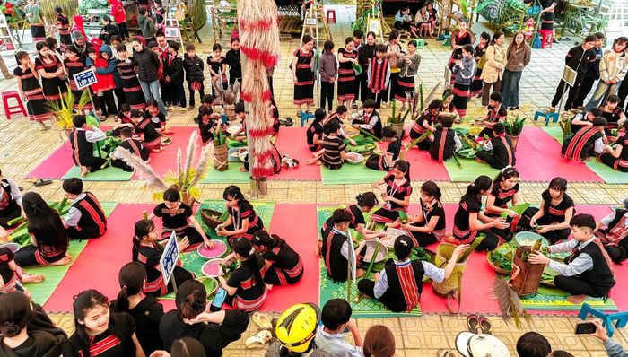 Không gian đầy màu sắc tại lễ hội Tết mùa truyền thống của các em học sinh người Giẻ Triêng.