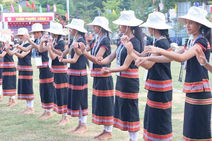 Thiếu nữ Bhnong trong trang phục truyền thống.
