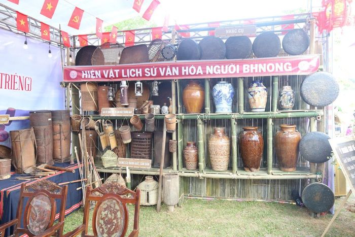 Các vật dụng truyền thống của người Bhnong.