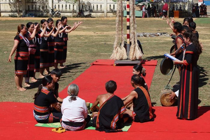 Tái hiện nghi lễ cúng nửa năm (cúng mùng 5).