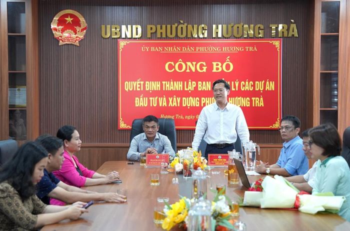Ông Trần Trung Hậu - Chủ tịch UBND phường Hương Trà phát biểu giao nhiệm vụ.