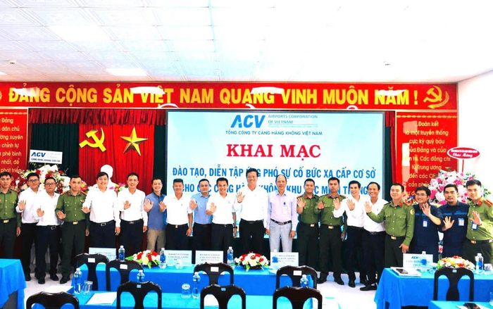 Đại diện các đơn vị và nhân viên tham gia diễn tập chụp ảnh lưu niệm.