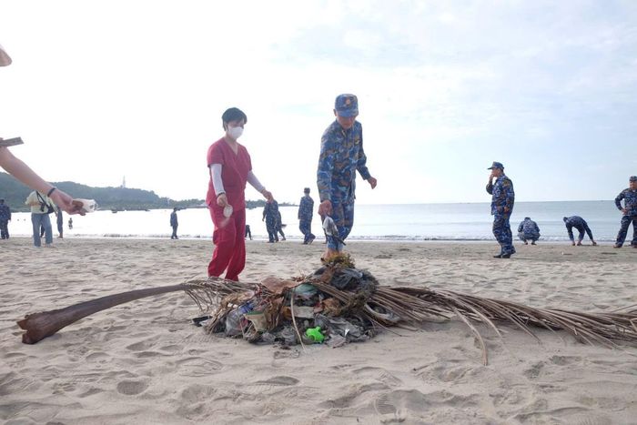 Đồng loạt ra quân tổng dọn vệ sinh môi trường trên nhiều tuyến đường, khu vực ven biển.