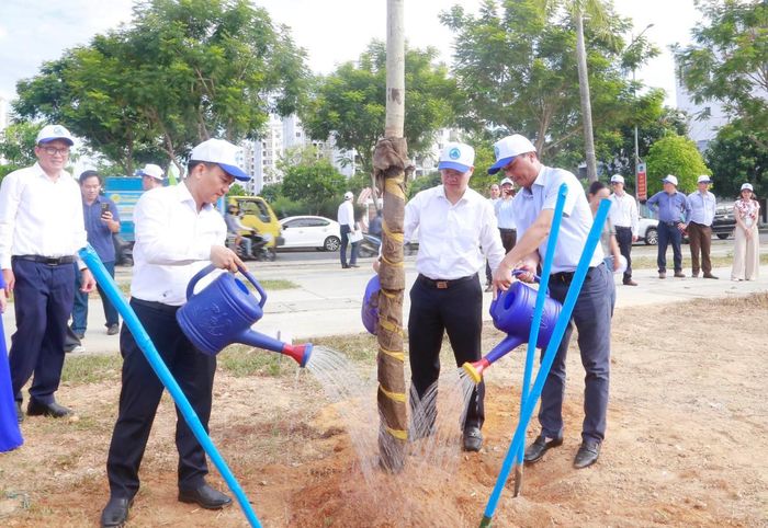 Lãnh đạo Thành ủy, UBND TP Đà Nẵng trồng cây xanh, phát động Tháng hành động vì môi trường, Tuần lễ Biển và Hải đảo Việt Nam năm 2026.