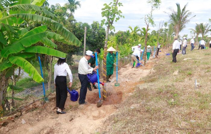 Các địa phương đồng loạt ra quân trồng cây xanh, làm sạch môi trường