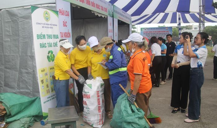 Điểm thu đổi rác tái chế tại lễ ra quân.