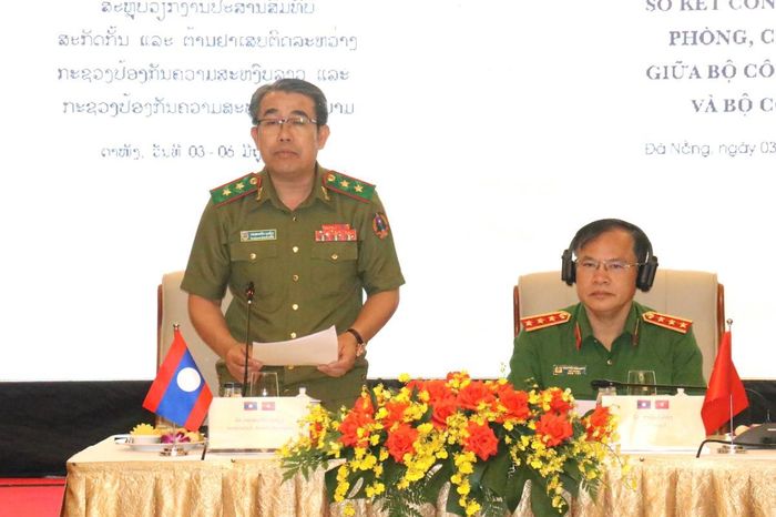 Trung tướng Kông-Sạ-Vắt Bùn-Liệng, Thứ trưởng kiêm Tổng Cục trưởng Tổng cục Cảnh sát Bộ Công an Lào phát biểu tại hội nghị