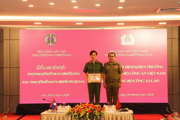 Bộ Công an Lào tặng Bằng khen cho các tập thể, cá nhân thuộc Bộ Công an Việt Nam