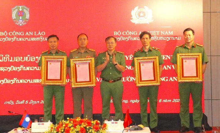 Thượng tướng Nguyễn Văn Long đã trao Thư khen của Bộ Công an Việt Nam cho các tập thể gồm: Cục Cảnh sát điều tra tội phạm về ma túy, Cơ quan đại diện Bộ Công an Việt Nam tại Lào, Công an tỉnh Nghệ An và Cục Cảnh sát phòng, chống ma túy, Tổng cục Cảnh sát Bộ Công an Lào