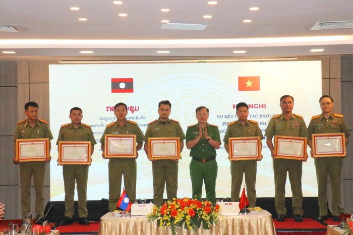Trao Bằng khen của Bộ trưởng Bộ Công an Việt Nam cho các tập thể, cá nhân thuộc Bộ Công an Lào vì đã có nhiều thành tích nổi bật trong công tác phối hợp đấu tranh phòng, chống tội phạm ma túy
